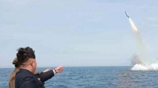 Kim Jong-un osserva la sua prova del fuoco