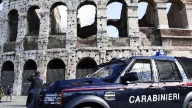 Pattuglia di carabinieri vicino al Colosseo 