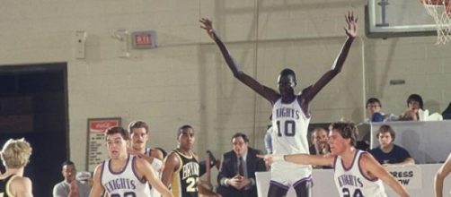 Manute Bol en acci&oacute;n en imagen de archivo.