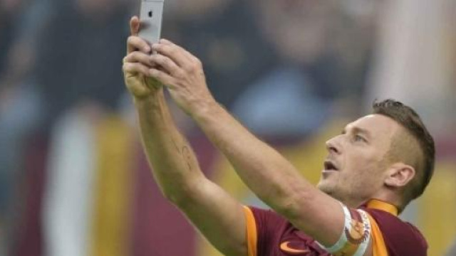 Il selfie di Totti durante Roma-Lazio