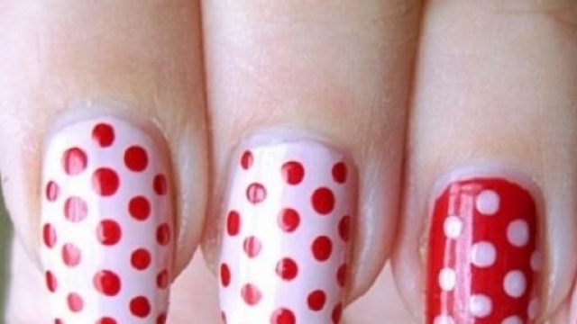 Nail art in bianco e rosso con pois