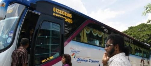 Refugees arriving by bus in PNG.