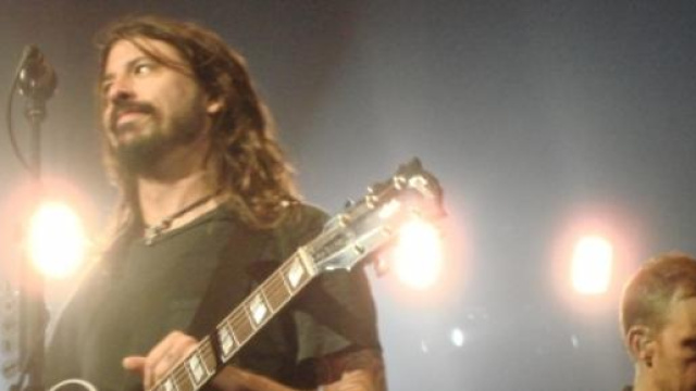 Dave Grohl dei Foo Fighters cade sul palco