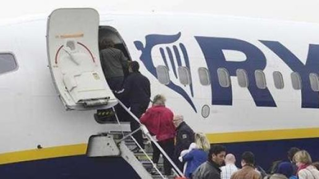 Fila per salire su un volo Ryanair
