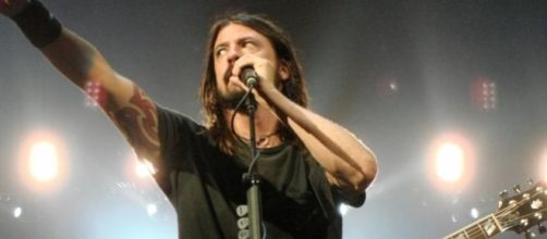 Grohl soport&oacute; el dolor y no suspendi&oacute; el concierto