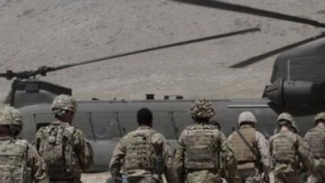 Soldati Nato pronti ad imbarcarsi su mezzo aereo