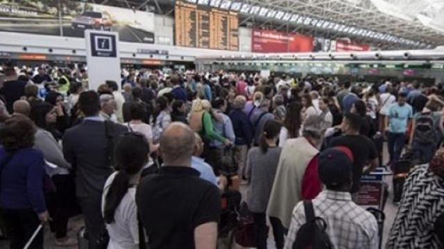 Code e voli cancellati a causa dell'incendio.