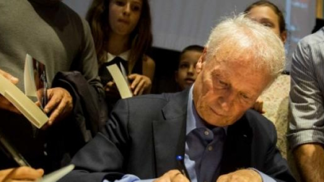 Ilario Castagner firma il libro, foto Zuccaccia