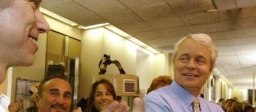 Carroll siendo ovacionado por sus compa&ntilde;eros.