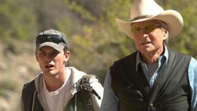 Beyond the Reach: Jeremy Irvine e Michael Douglas
