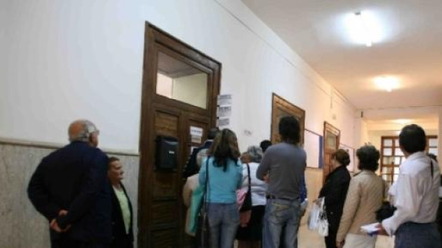 Cittadini al voto in una scuola