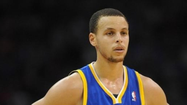 Curry, con 37 punti ha esaltato la Oracle Arena