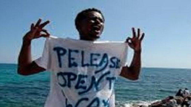 Migrante protesta alla frontiera di Ventimiglia.