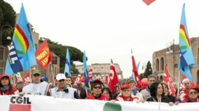 Pensionati e lavoratori in piazza attendono novit&agrave;