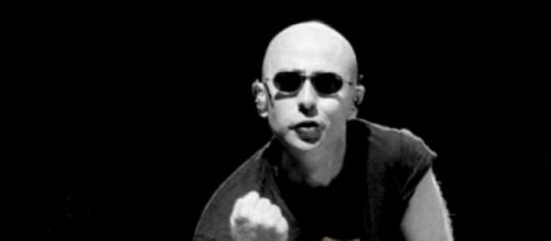 El Indio en pleno show, fuerza y carisma natural