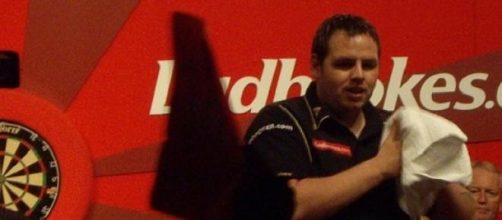 Lewis held his nerve for England to beat Wright