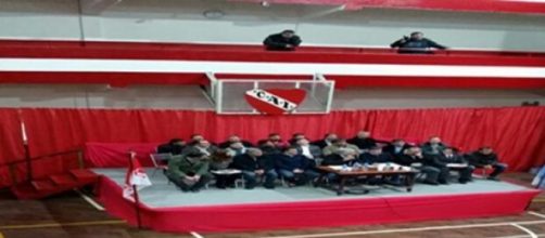 Los directivos del 'Rojo' durante la asamblea