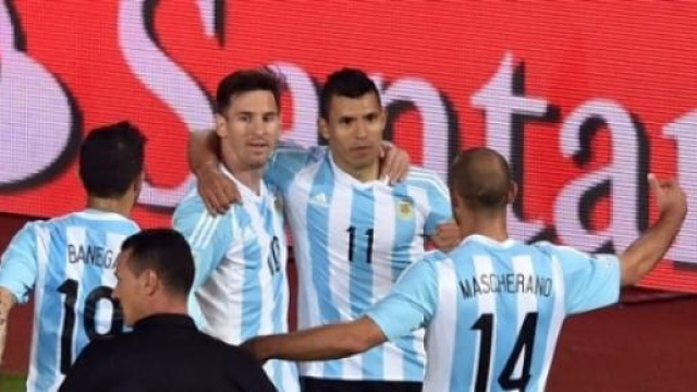 I compagni ad abbracciare Messi dopo il gol