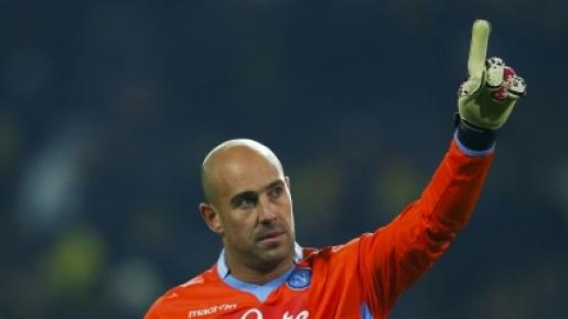 Pepe Reina con la maglia del Napoli 