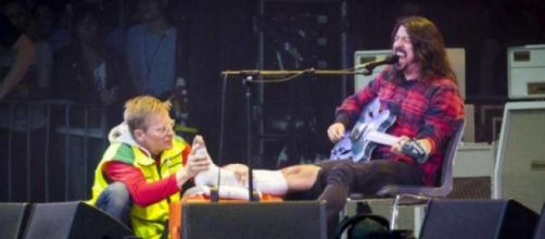 Dave Grohl siendo atendido por uno de los m&eacute;dicos