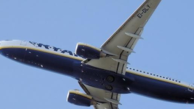 Donna muore in aereo: soccorsi dopo 20 minuti