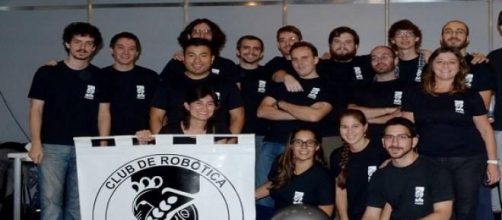El Club de Rob&oacute;tica con su robot llamado Marciano