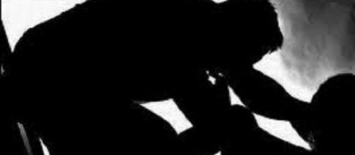 Era violada por su propia madre desde los cuatro