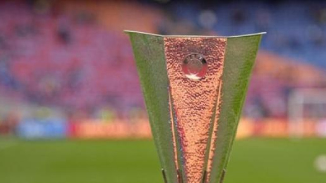 La coppa che simboleggia L'Europa League