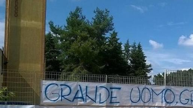 Lo striscione degli ultr&agrave; della curva del Martina 