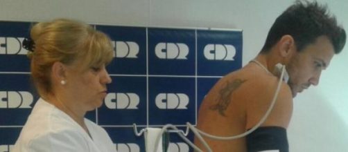 Bertolo haciendo la revisaci&oacute;n m&eacute;dica en River