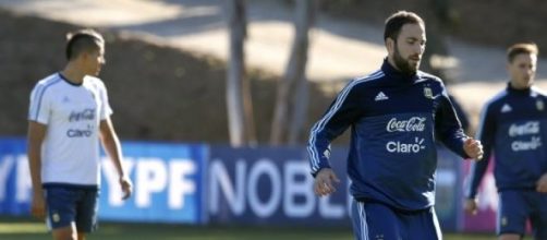 Higua&iacute;n ingresar&iacute;a en lugar de Ag&uuml;ero