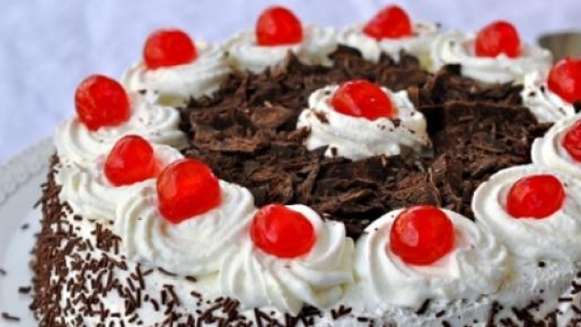 Cheesecake foresta nera al cioccolato e amarene.