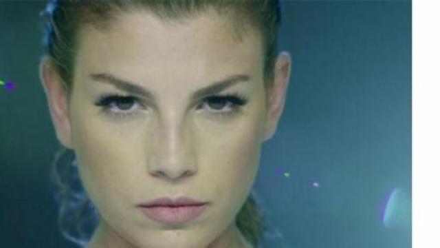 Emma Marrone nel video di "Occhi profondi".