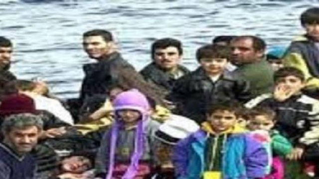 Piccoli migranti sui barconi verso l'Italia