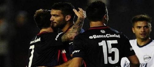 Con goles de Villalba y Ben&iacute;tez San Lorenzo lidera