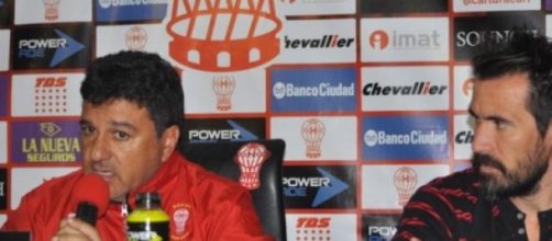 N&eacute;stor Apuzzo (DT) y Eduardo Dom&iacute;nguez, de Hurac&aacute;n