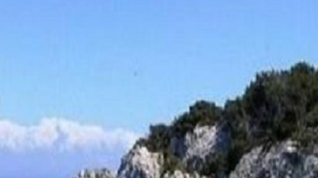 Cadavere di uno sconosciuto fra gli scogli.