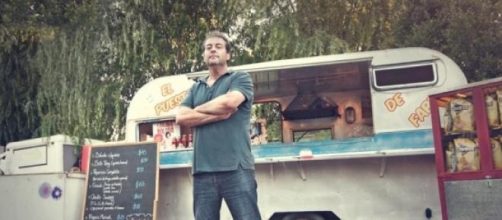 Fabio Alberti delante de su primer 'foodtruck'