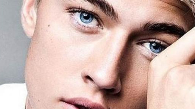 Lucky Blue Smith fotomodello per Versace