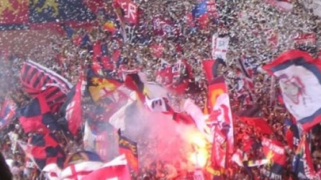 Sventolio di bandiere nella Gradinata Nord