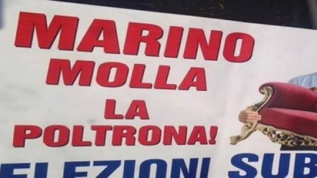 Uno striscione di protesta dell'NcD al Campidoglio