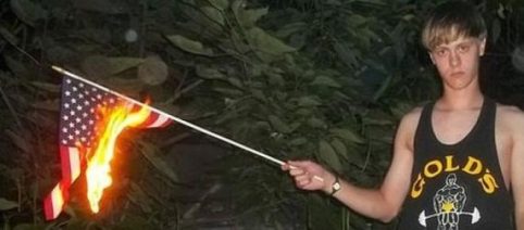 Aparecen polémicas fotos del asesino múltiple de Charleston