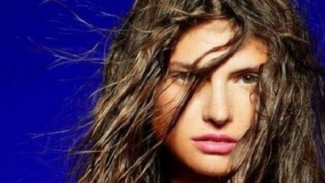 Chiome wet 2015: capelli medi da spiaggia glamour