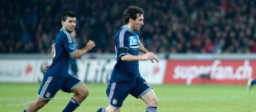 Messi lleva la pelota, acompa&ntilde;a Aguero