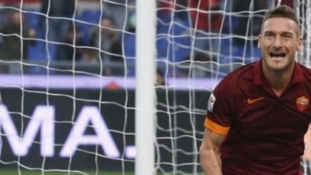 Totti esulta dopo un gol con la sua Magica