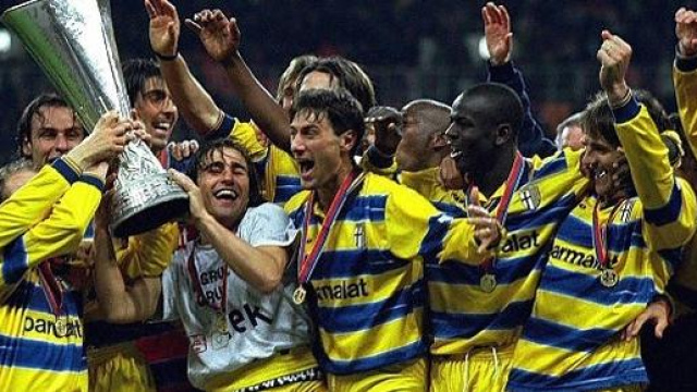 Il Parma festeggia la Coppa Uefa del 1999