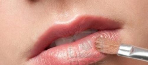 Aplicaci&oacute;n del labial mediante pincel