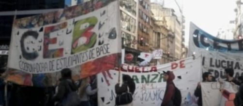 Estudiantes cortan Corrientes y Callao.