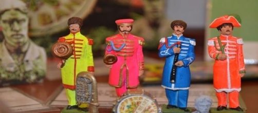 Peque&ntilde;os mu&ntilde;ecos de cer&aacute;mica de la banda 