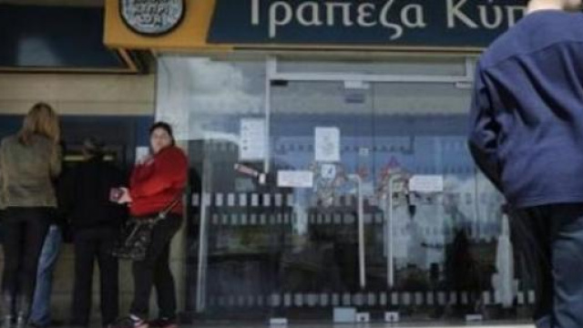 Ancora code ai bancomat in Grecia